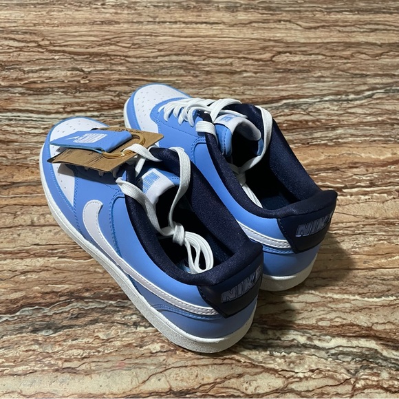 Nike - Picture 4 of 17